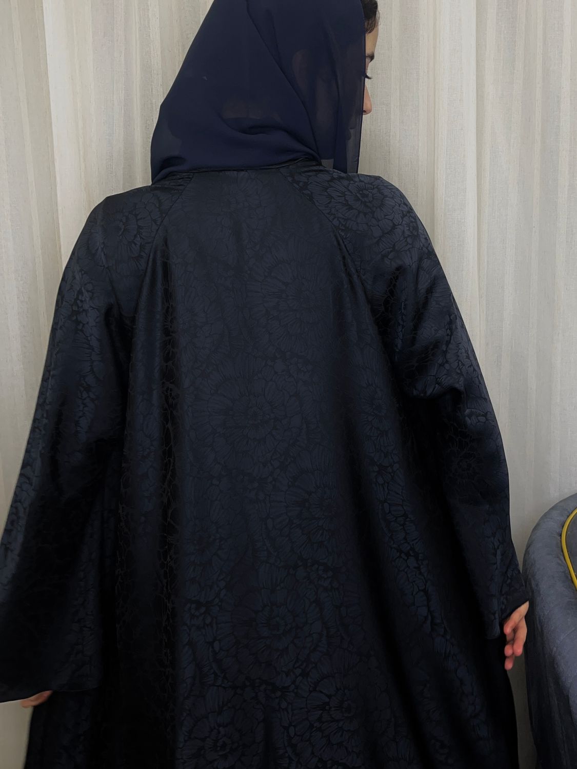 العبايه ذهب لون كحلي