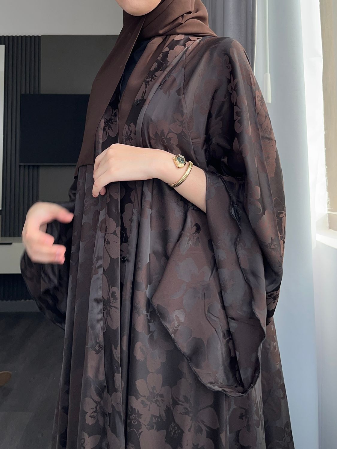 عبايه الورد لون بني