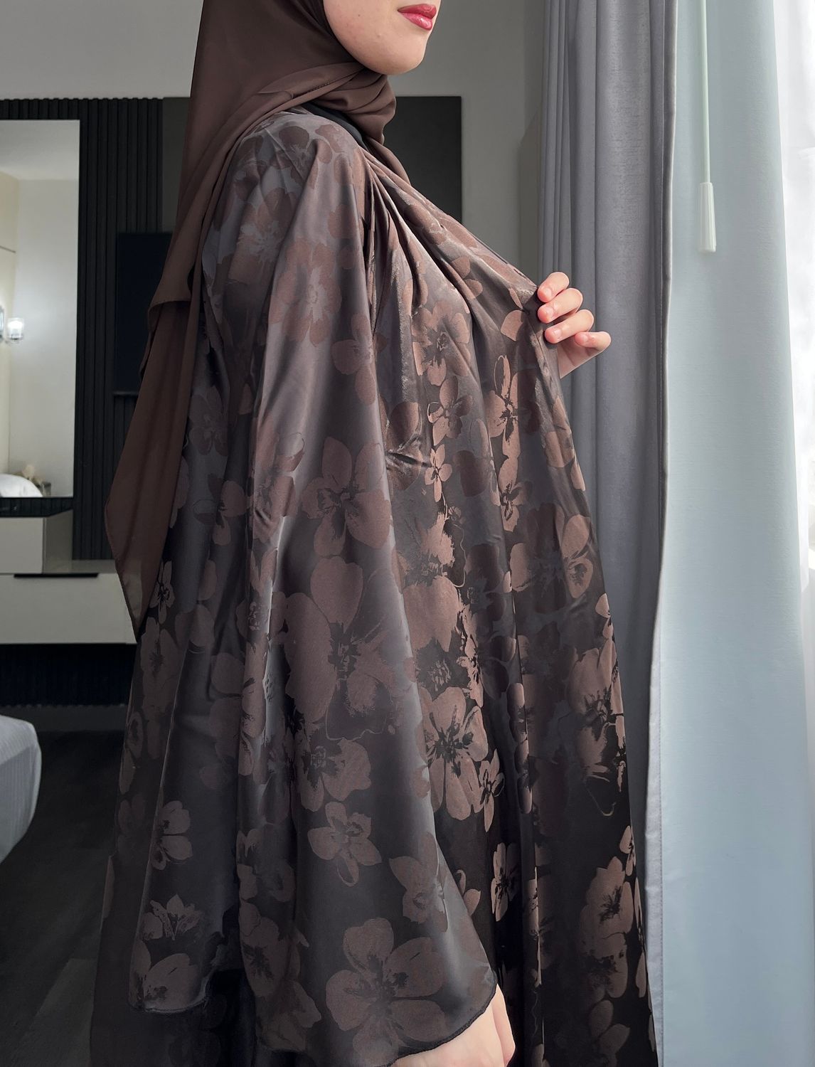 عبايه الورد لون بني