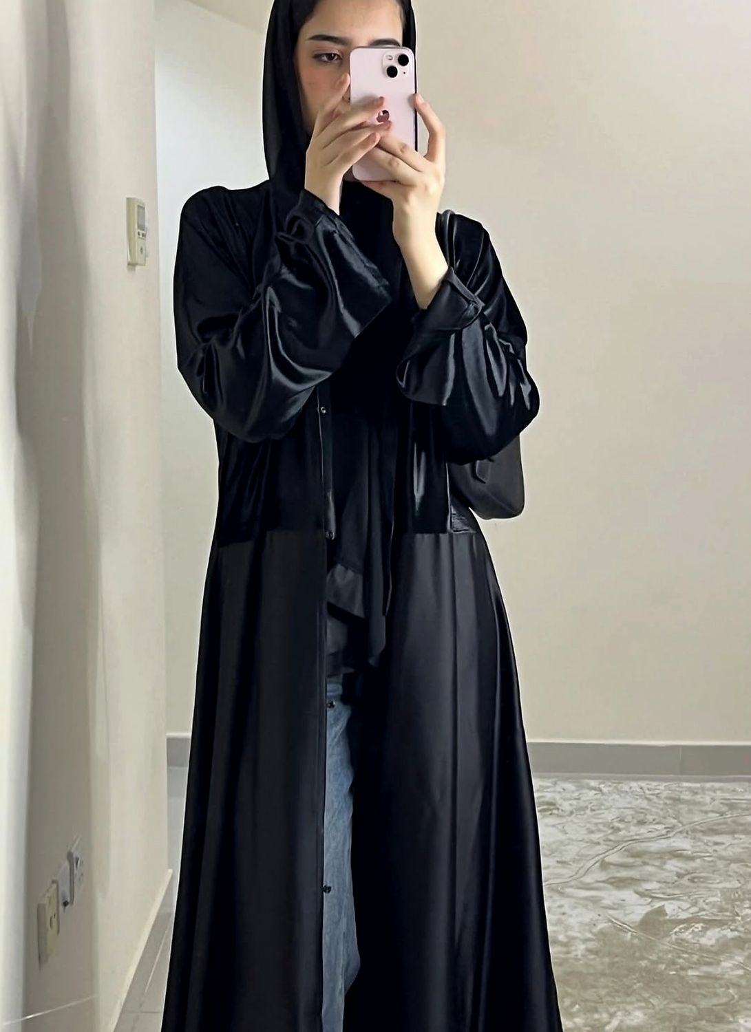 عبايه نصف مخمل أسود