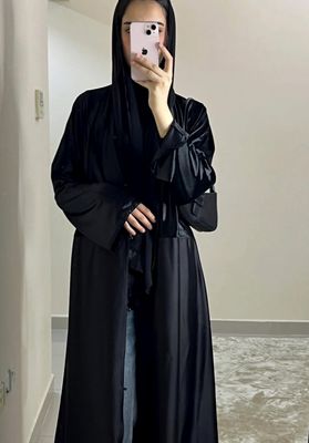 عبايه نصف مخمل أسود