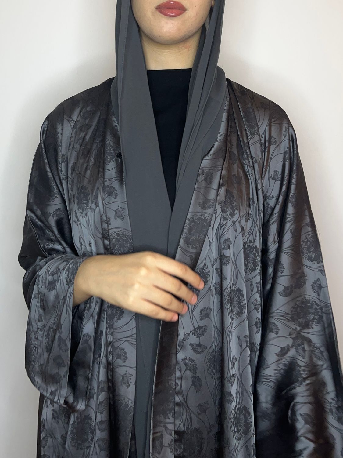 العبايه رقم ٣ لون رمادي