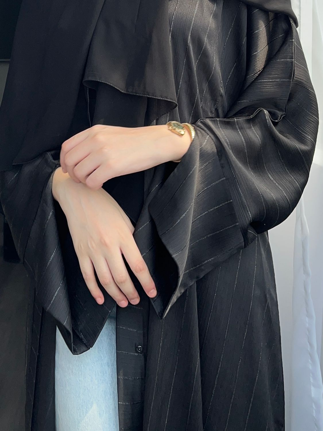 عبايه حسنه لون اسود