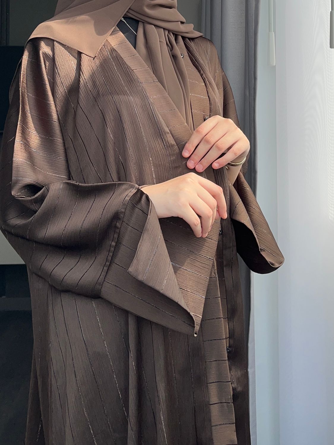عبايه حسنه لون بني