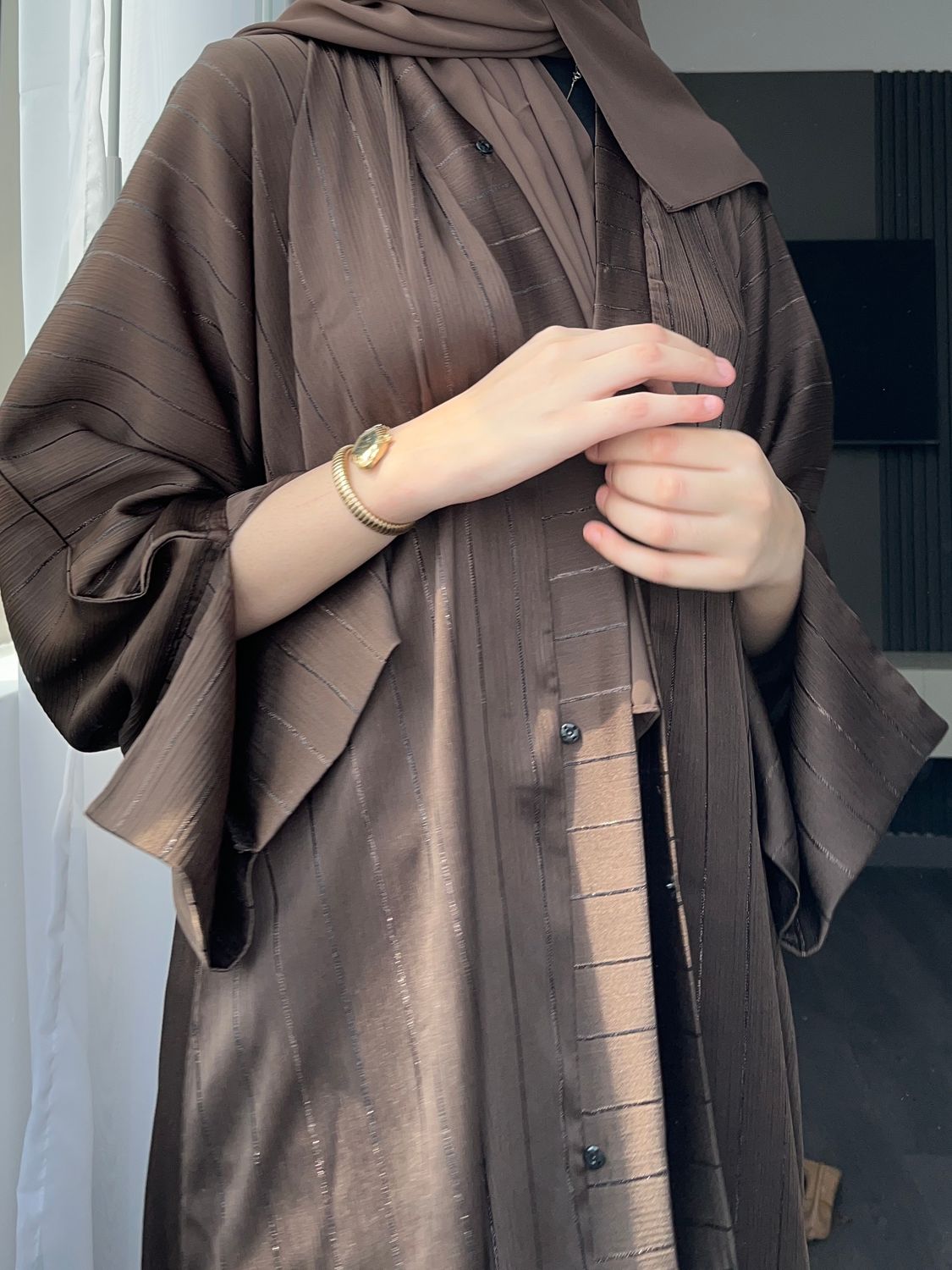 عبايه حسنه لون بني
