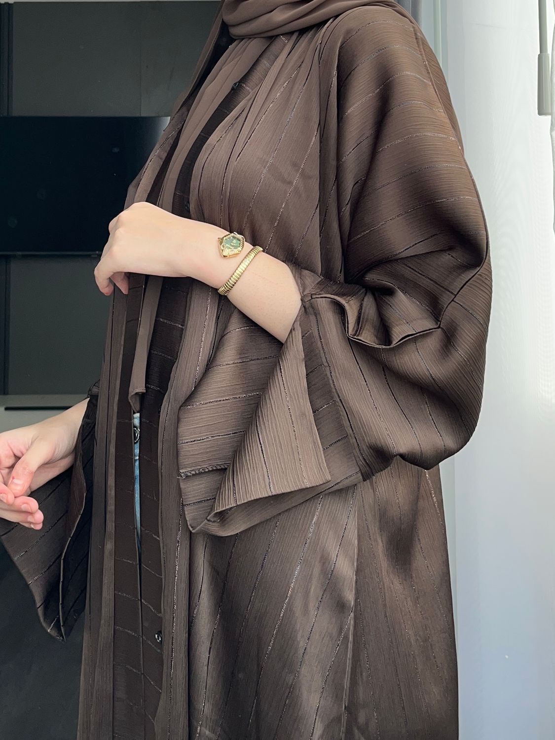 عبايه حسنه لون بني