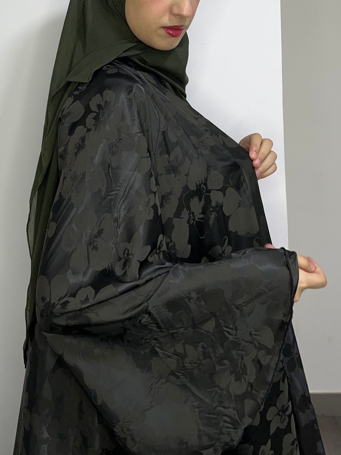 عبايه الورد لون زيتي