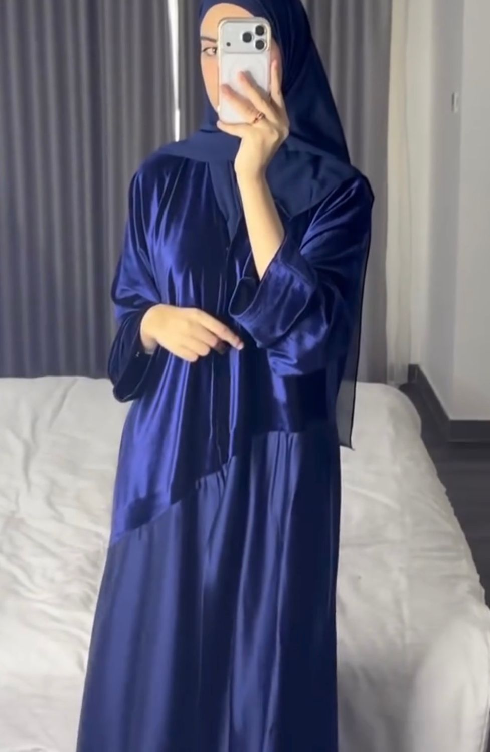 عبايه المخمل كحلي