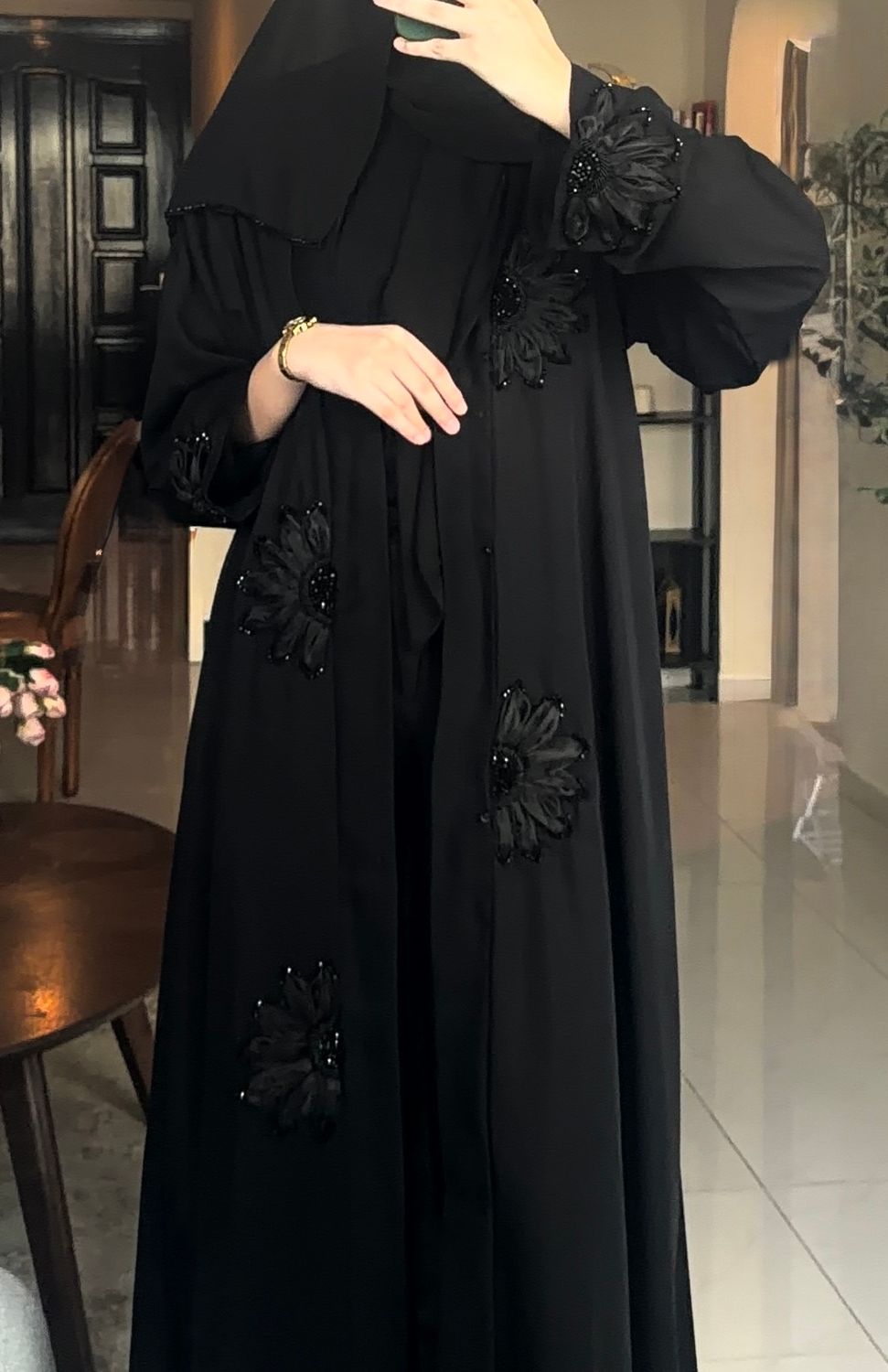 عبايه ورد بالتطريز اليدوي
