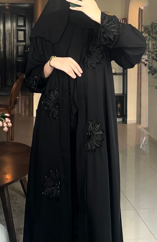 عبايه ورد بالتطريز اليدوي