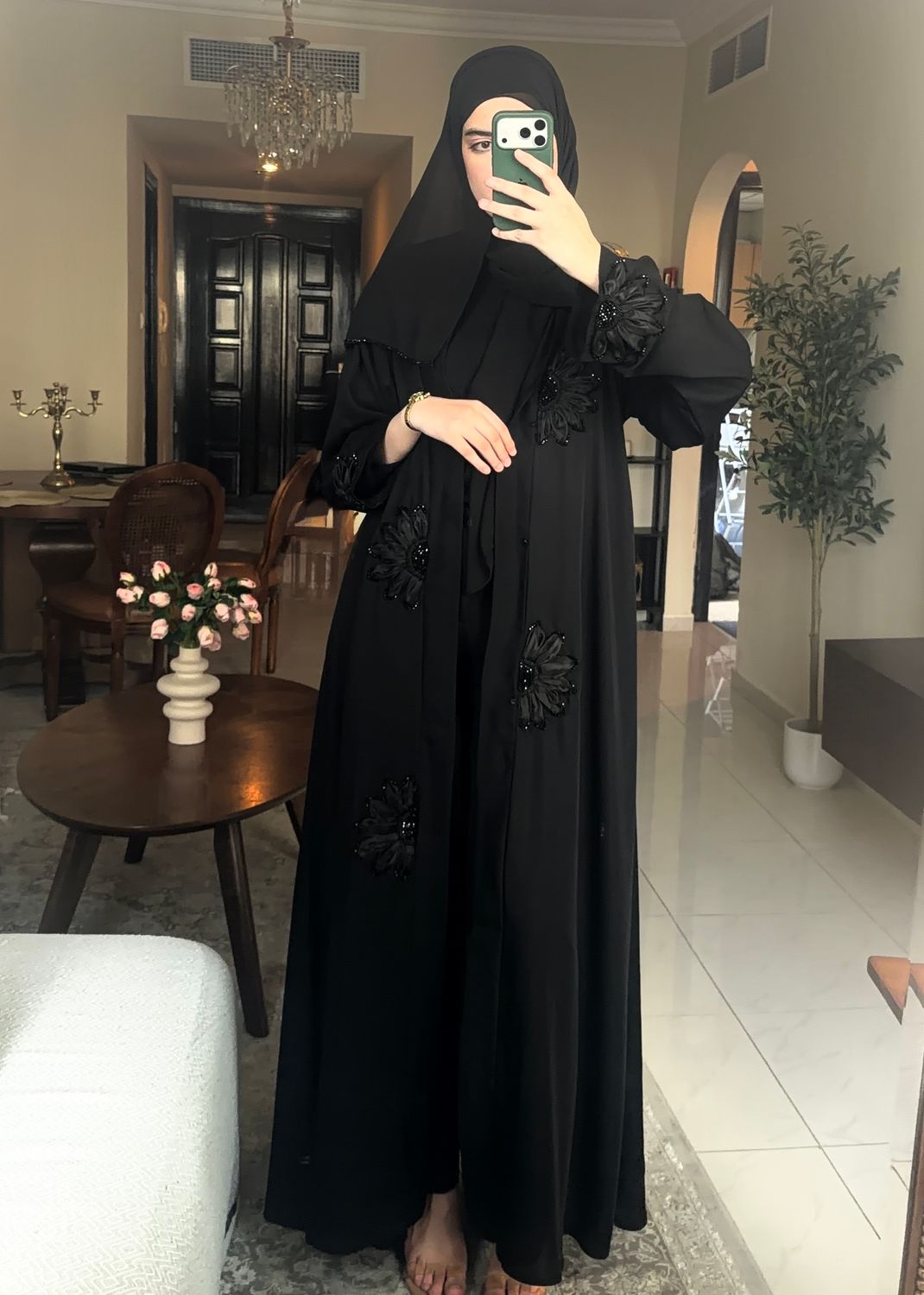 عبايه ورد بالتطريز اليدوي
