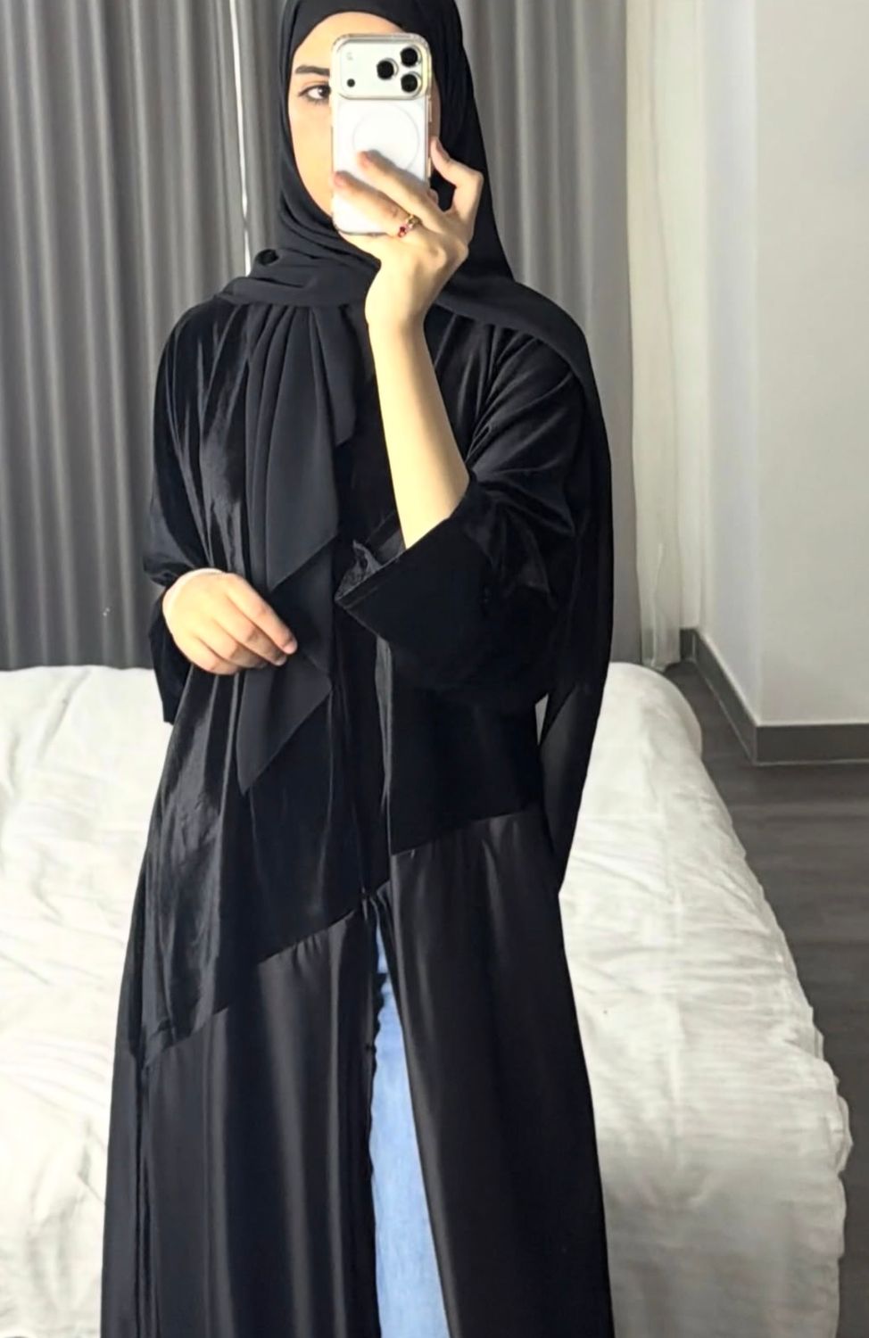عبايه المخمل أسود