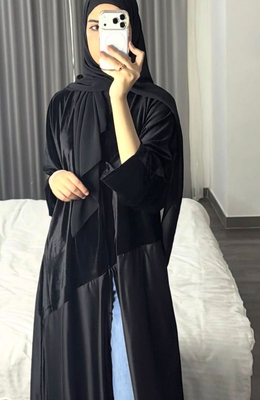 عبايه المخمل أسود