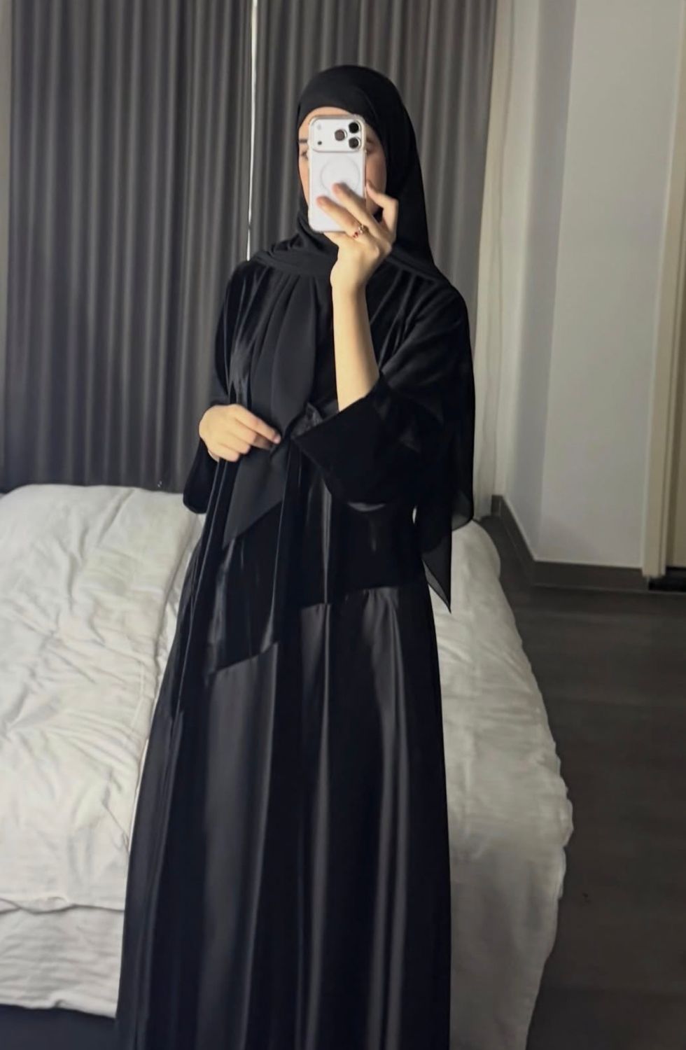 عبايه المخمل أسود