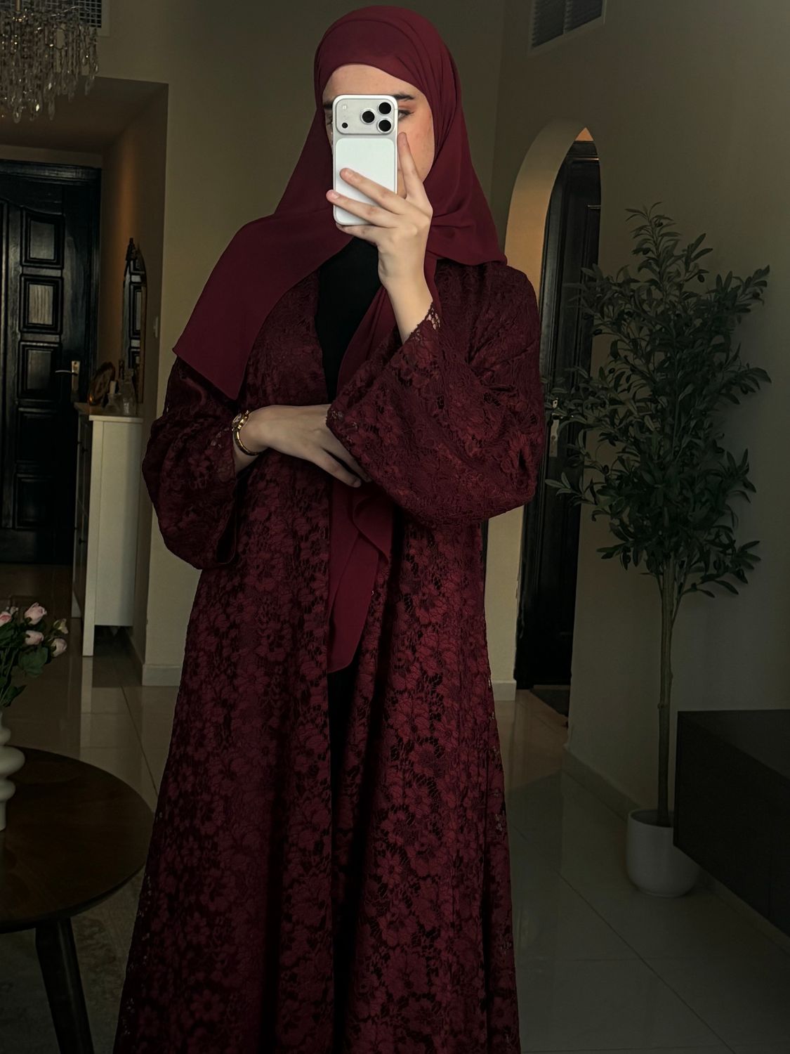 عبايه الدانتيل لون برغندي