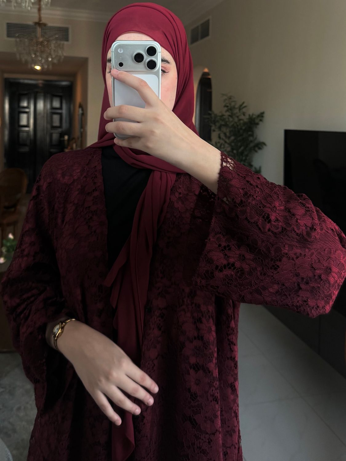 عبايه الدانتيل لون برغندي