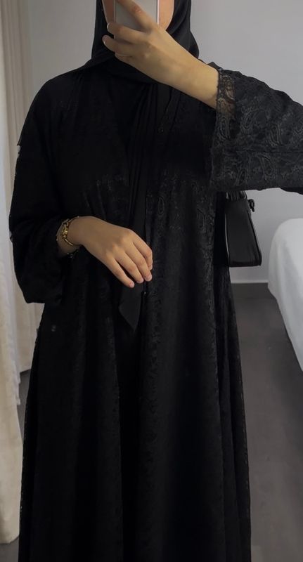 عبايه الدانتيل لون أسود