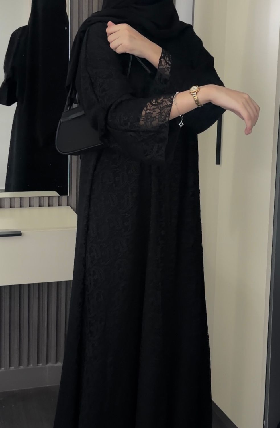 عبايه الدانتيل لون أسود