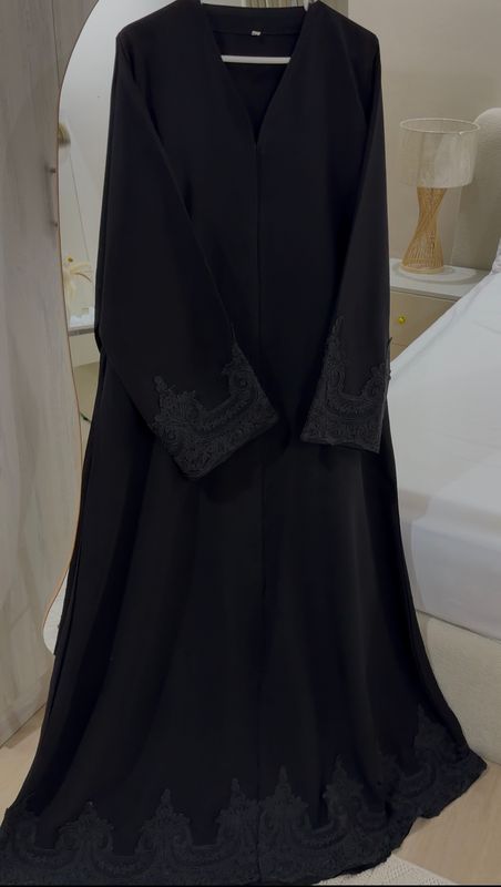 عبايه دانتيل اسود