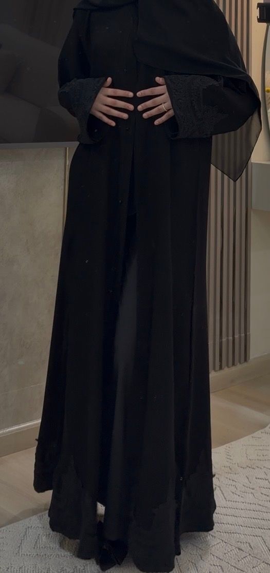 عبايه دانتيل اسود