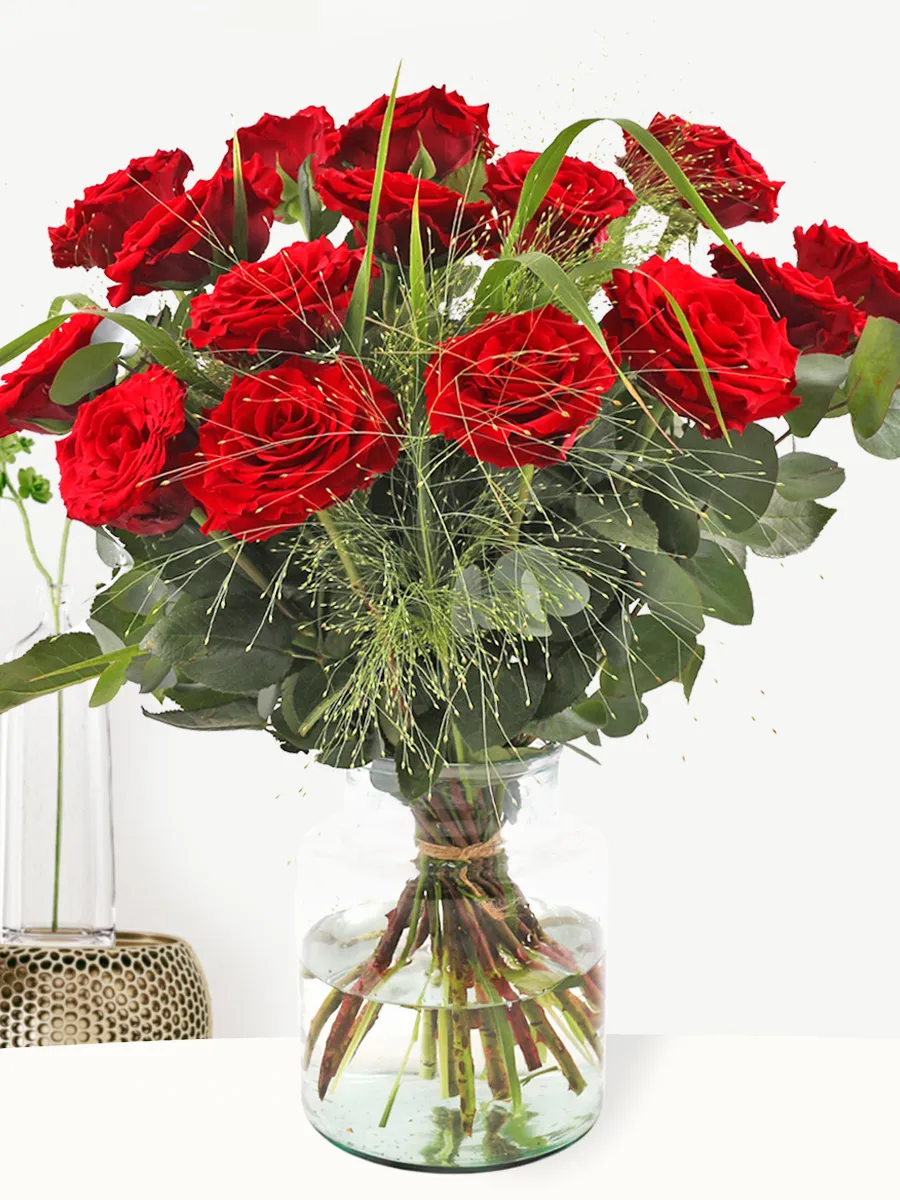 Rood rozenboeket met panicum en eucalyptus