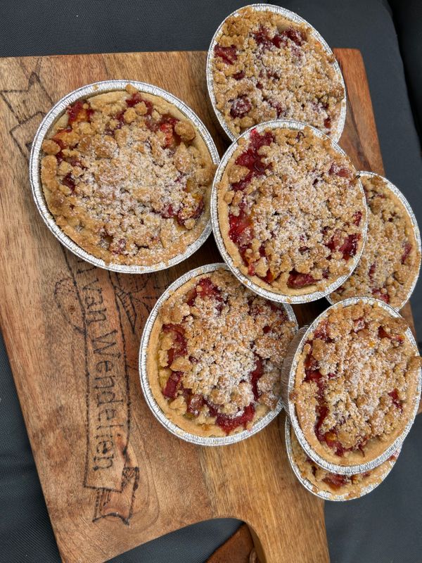 Tartelette met aardbeien en rabarber .