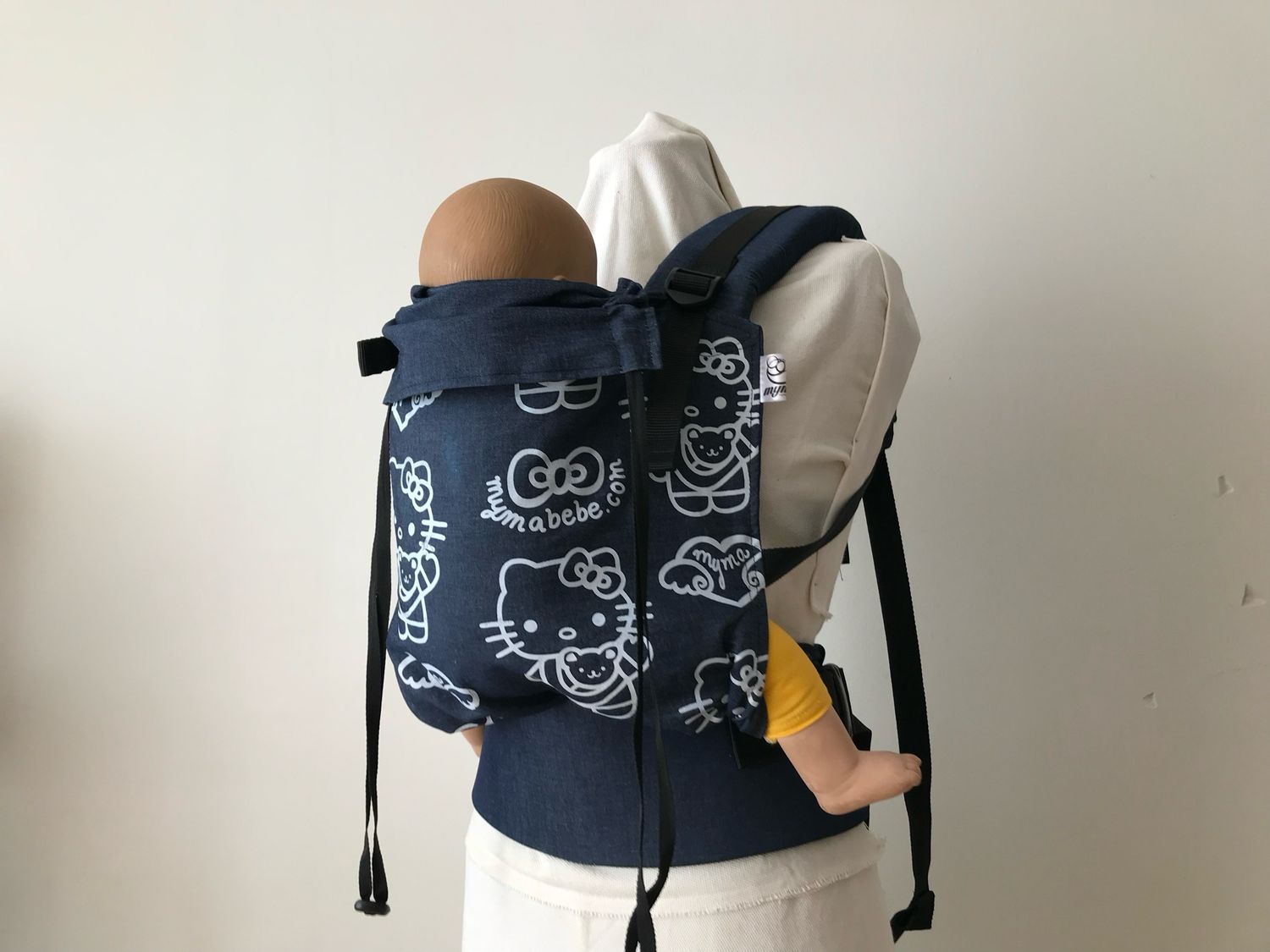 Mochila para bebé de hello kitty porteando