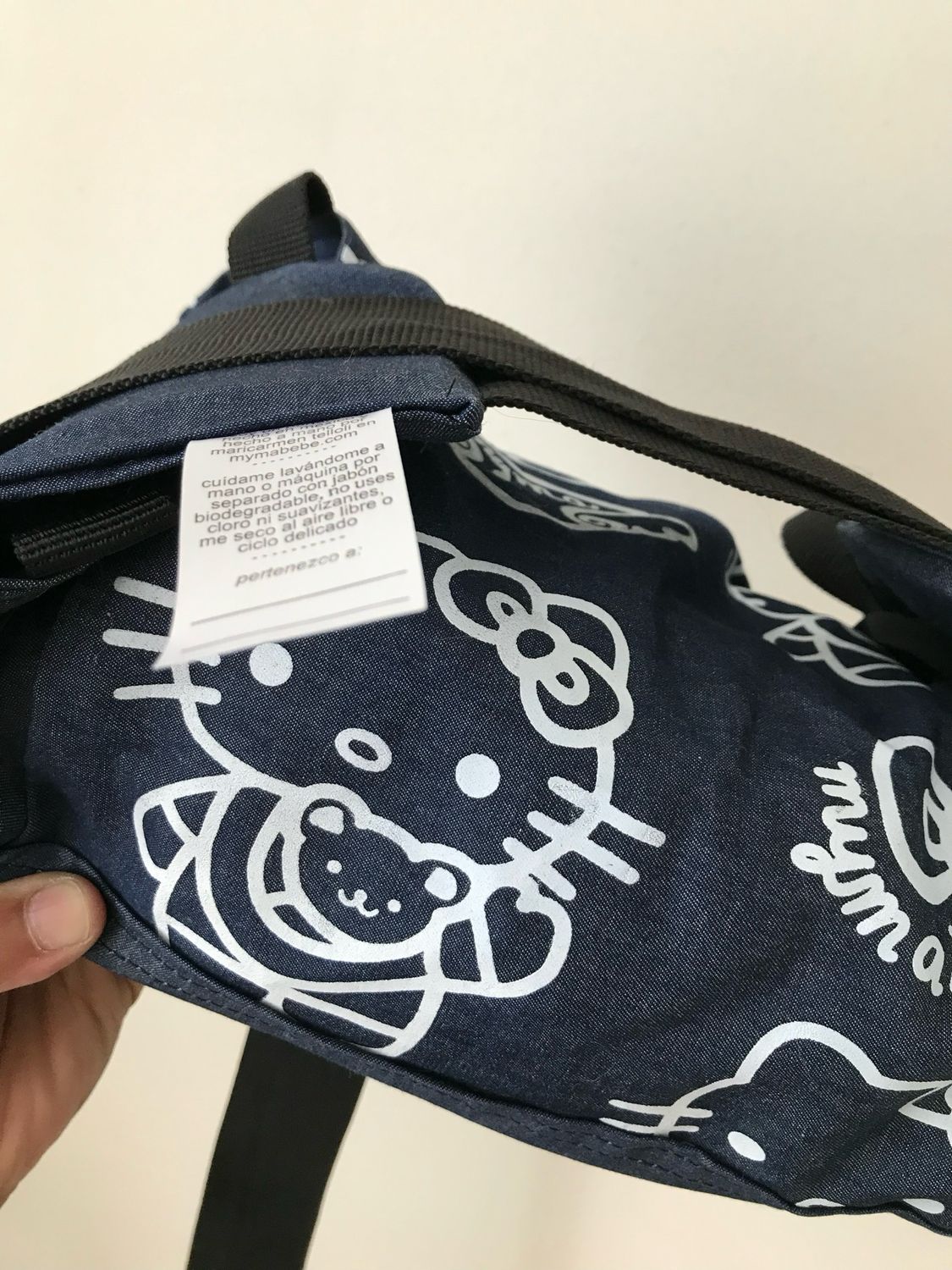 Mochila para bebé de hello kitty porteando