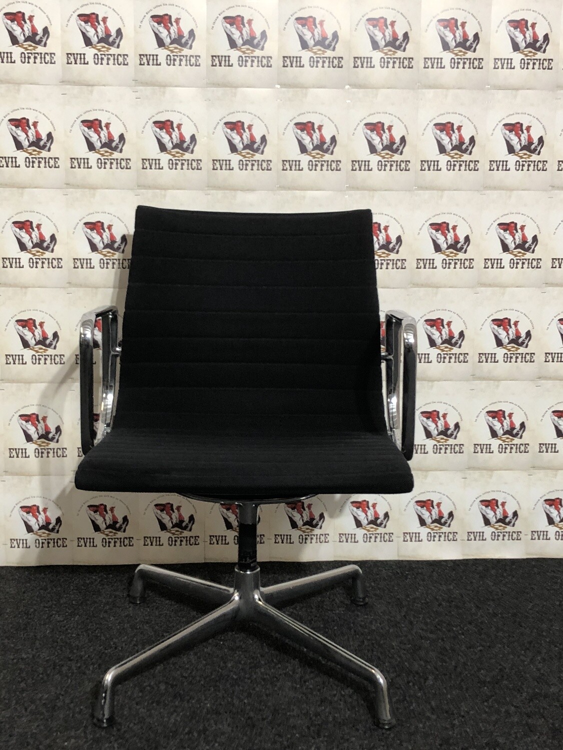 Vitra Aluminium Chair Charles Eames EA 107 Hopsak Schwarz Nero