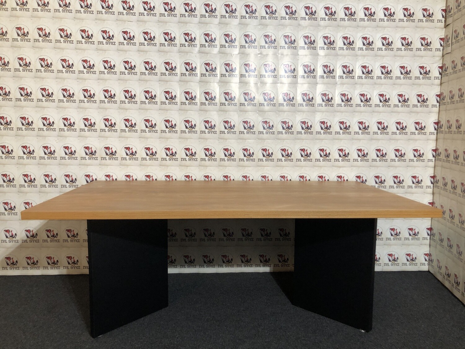 Konferenztisch in Erle Echtholz / Schwarz 200cm