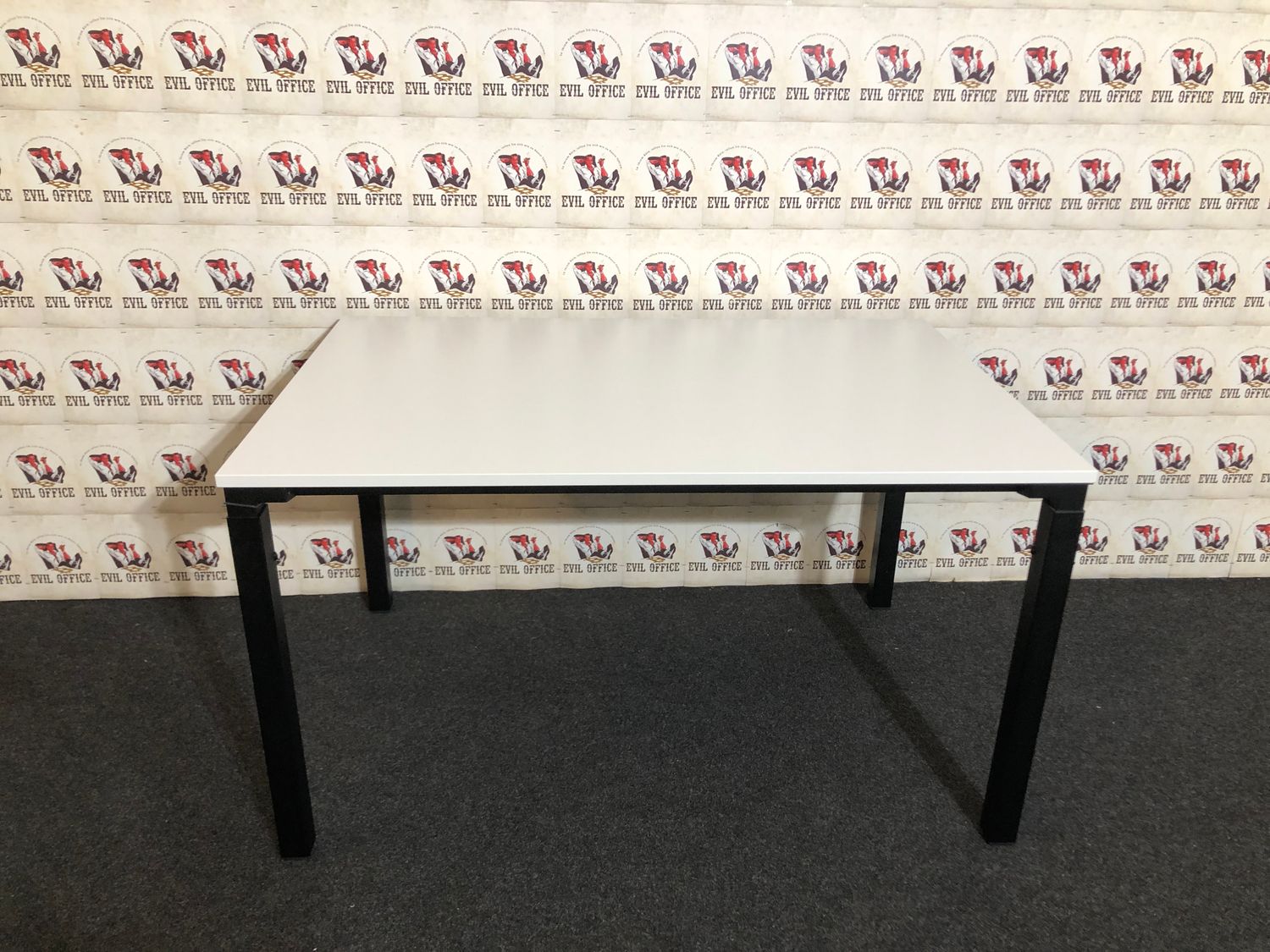 Schreibtisch von Steelcase Weiß / Schwarz 120 x 80cm