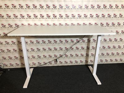 Steh Sitz Schreibtisch von Kinnarps Serie P  Elektrisch höhenverstellbar 180cm