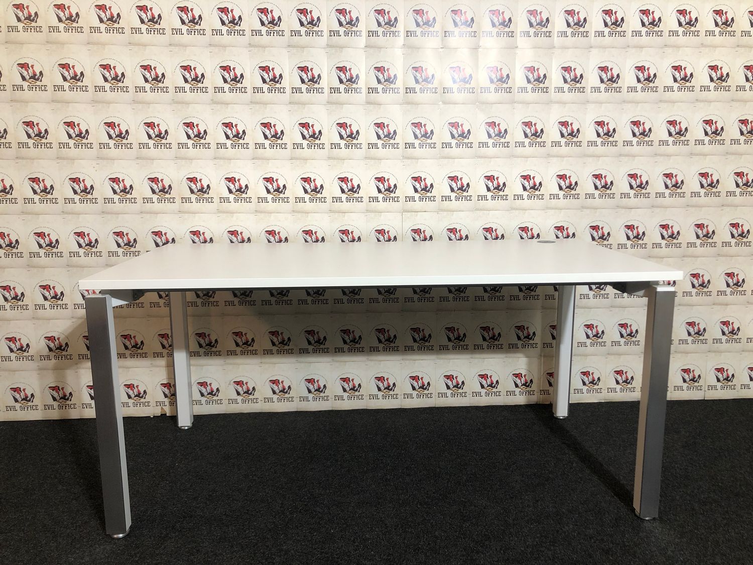 Schreibtischtisch in Weiß 160cm x 80cm Alu Fußblende