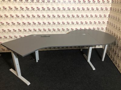 Schreibtisch von Inwerk in Anthrazitgrau Winkel 135° mit Besprechungsanbau