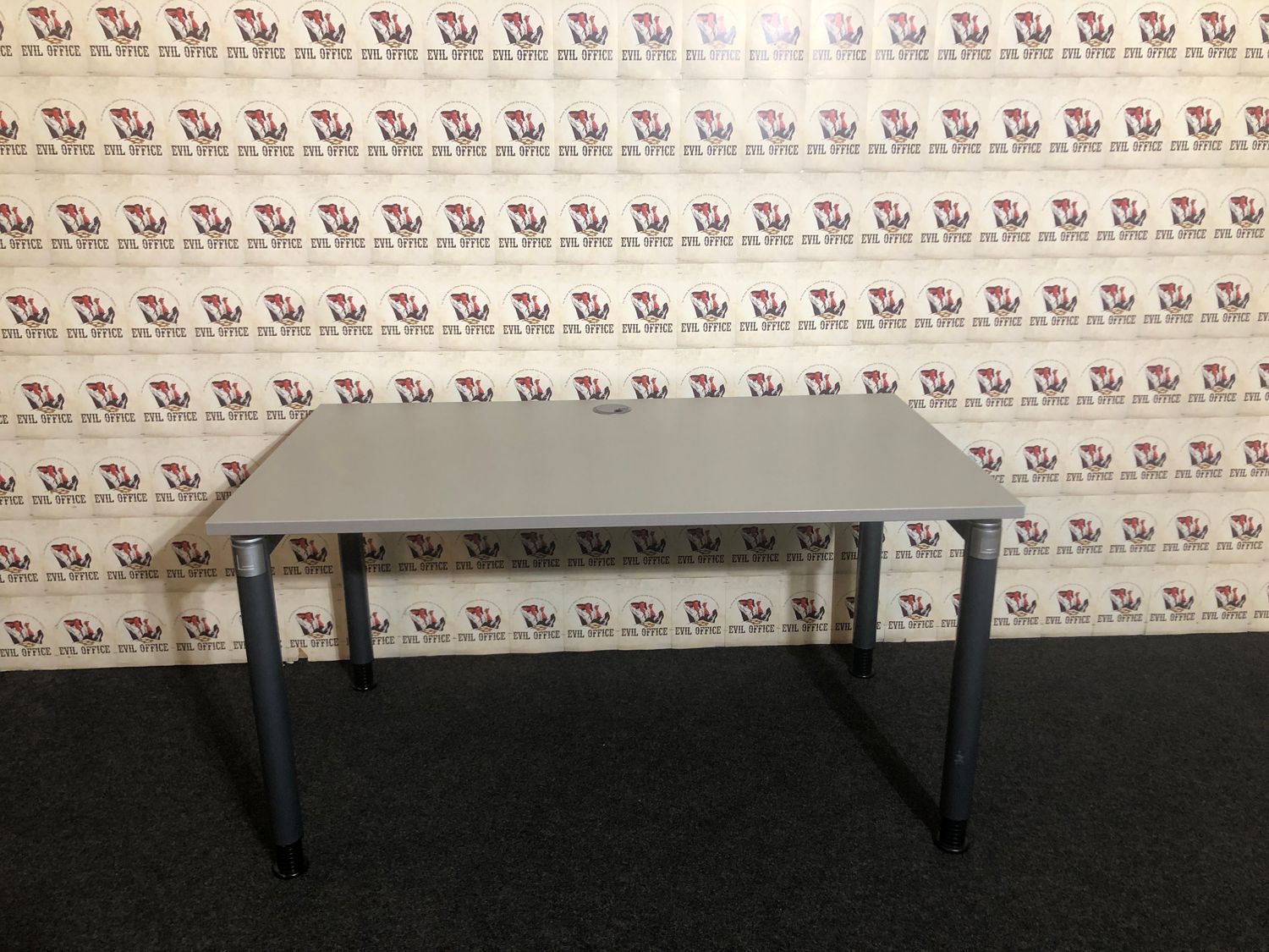 Schreibtisch von Palmberg Systo Tec in Silbergrau 140cm