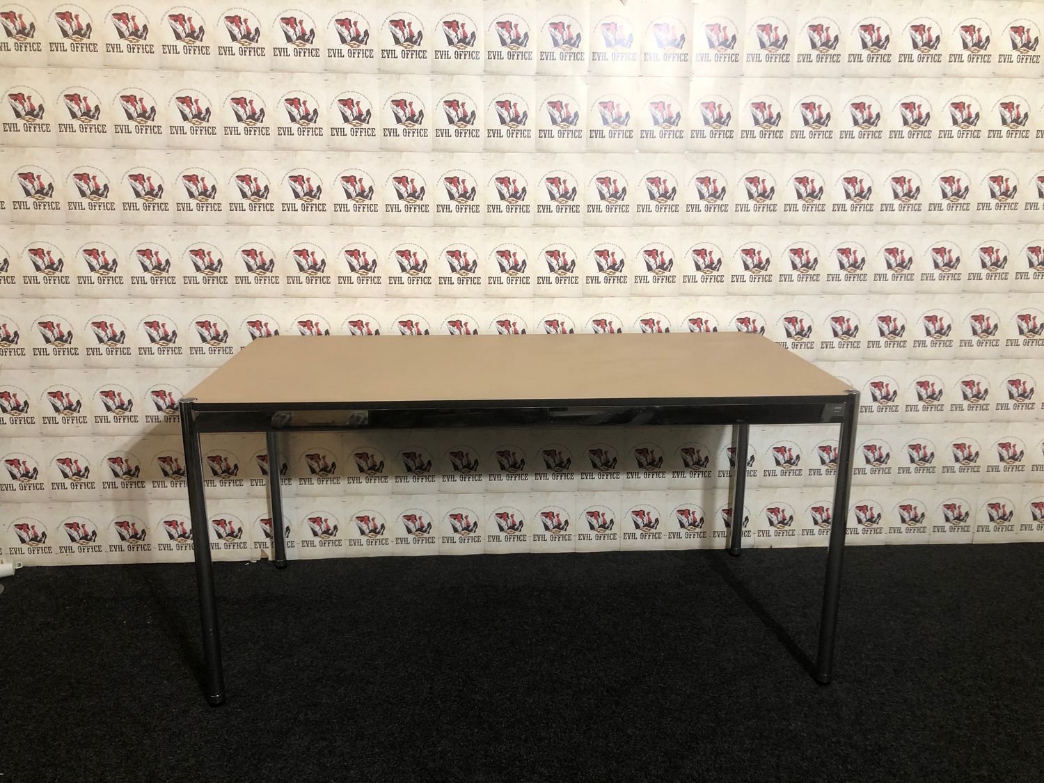Design USM Haller Schreibtisch 150cm in Beige Linoleum