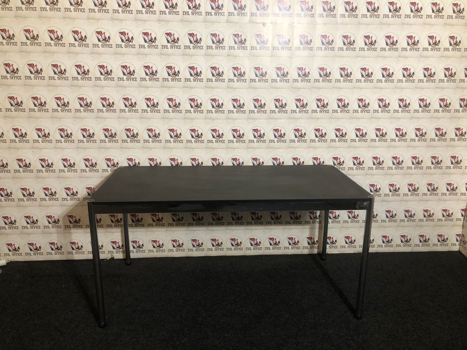 Design USM Haller Schreibtisch 150cm Nero Linoleum