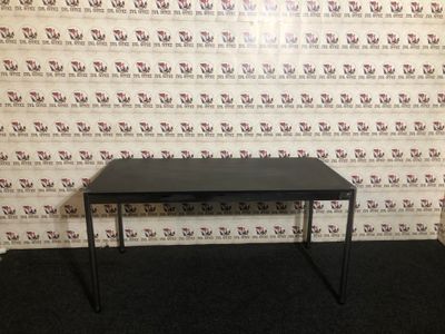 Design USM Haller Schreibtisch 150cm Nero Linoleum