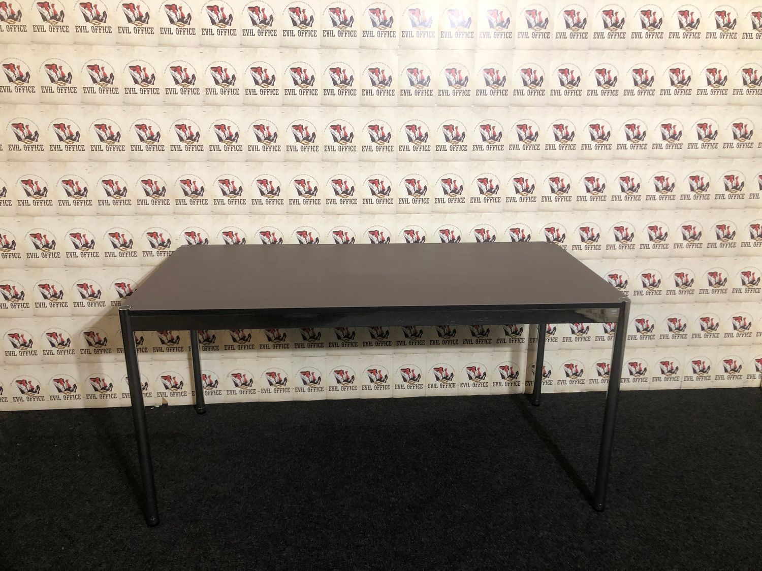 Design USM Haller Schreibtisch 150cm Warmgrau Linoleum