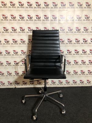 Vitra Aluminium Chair Charles Eames EA 119 Leder Schwarz Nero