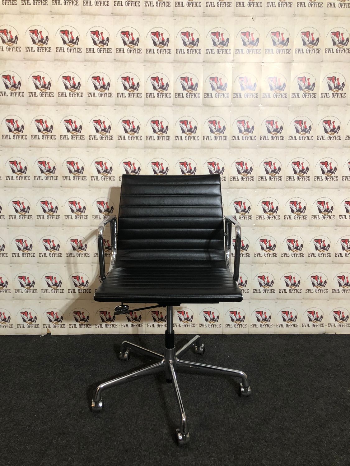 Vitra Aluminium Chair Charles Eames EA 117 Leder Schwarz Nero