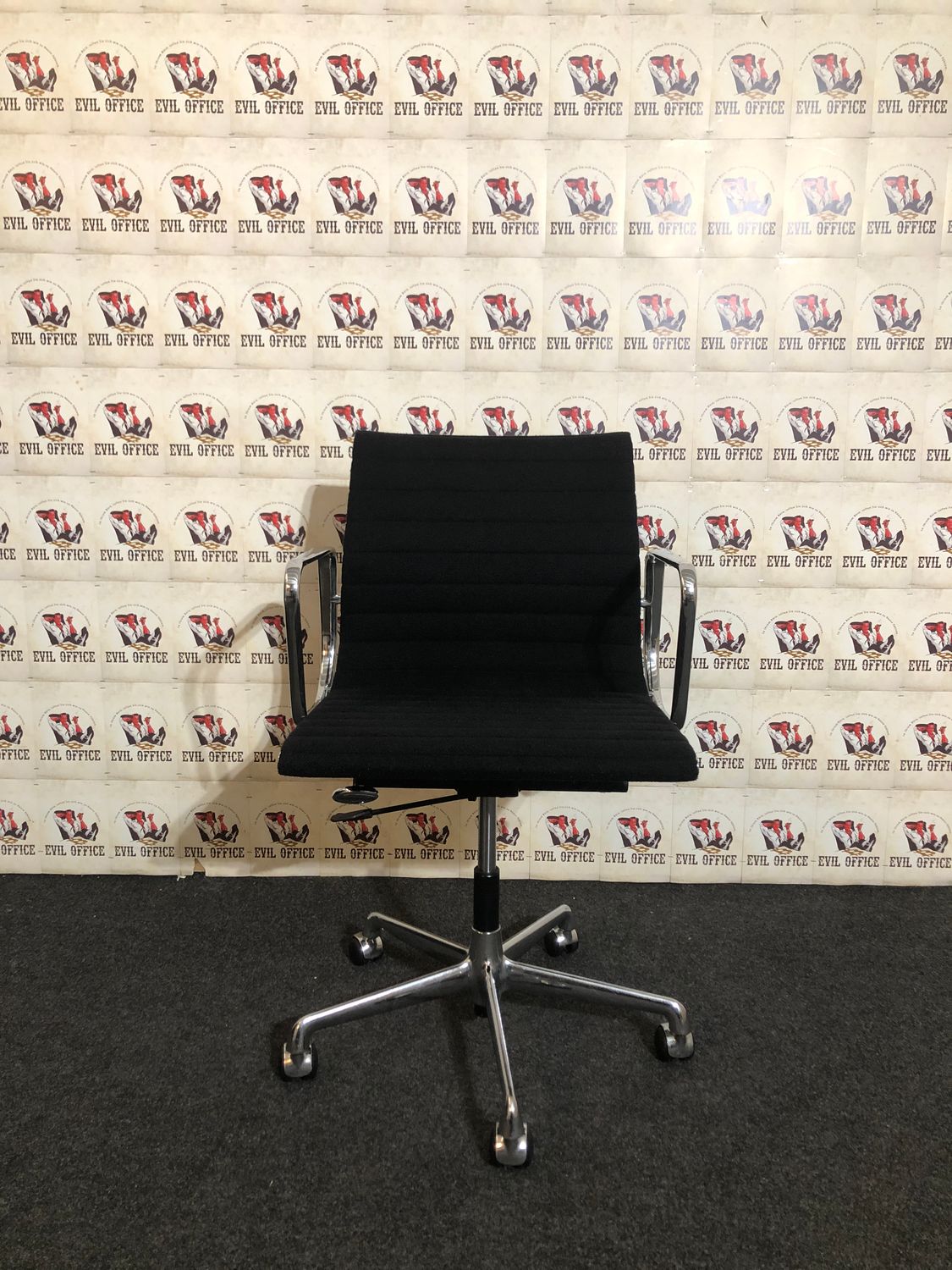 Vitra Aluminium Chair Charles Eames EA 117 Hopsak Schwarz Nero