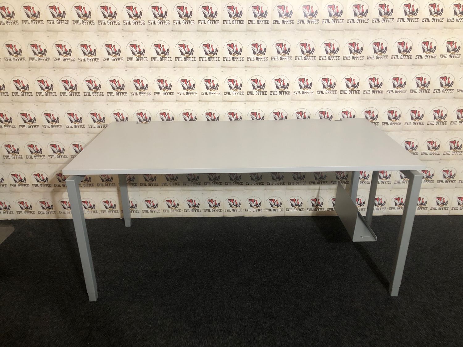 Schreibtisch von Plan Möbel in Lichtgrau 160cm