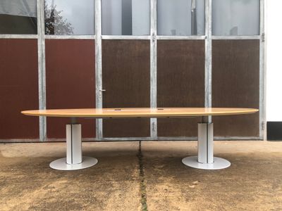 Konferenztisch in Buche / Silbergrau