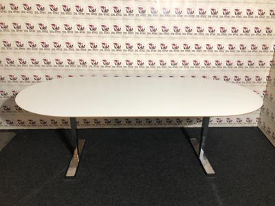 Konferenztisch von Horreds in Weiß / Chrom