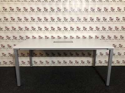 Schreibtisch von Steelcase Kalidro in Weiß / Grau Medienkonsole