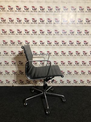 Vitra Aluminium Chair Charles Eames EA 117 Leder Schwarz Nero
