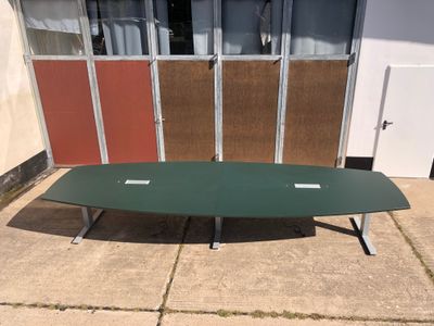 Konferenztisch von Wini Winea Pro Linoleum in Grün Bootsform 460cm