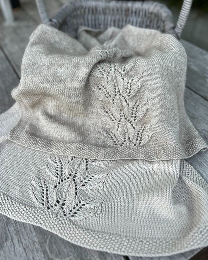 Kiwi Stitch &amp; Knit Autumn Leaves Baby Blanket &amp; Chunky Throw 8ply/Chunky Pattern