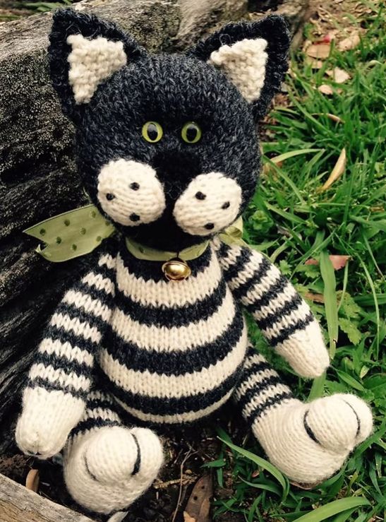 Oreo the Cat Knitting Pattern